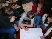 Eine Familie zeichnet ein Diagramm über mit anderen geteilte Unterhaltung