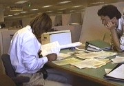 Foto: Beobachtung eines Ingenieurs beim Klassifizieren von Dokumenten